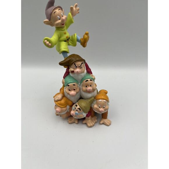 Vintage Snow White and the Seven Dwarfs Pyramid PVC Figure Special Addition - Picture 2 of 7